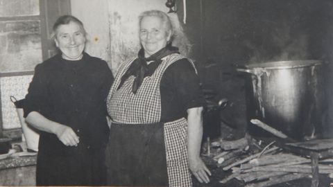 A la derecha, Jesusa, bisabuela de Miguel �ngel Campos y fundadora de A Gabeira