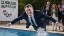Imagen de la pol�mica, con Aitor Esteban tir�ndose a la piscina 
