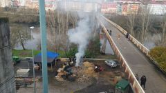 Algunos de los agricultores y ganaderos pasaron la noche en las carpas improvisadas en la N-120, que permanece cortada por los tractores