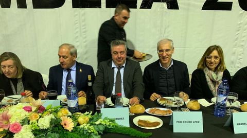 Un aspecto de la mesa presidencial de la cena de socios de la cooperativa Lemos. En el centro, el director general, Jos Manuel Rodrguez, entre el alcalde de Monforte y presidente de la Diputacin lucense, Jos Tom, y el antiguo conselleiro de Economa, Francisco Conde