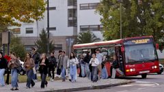 Universitarios bajando del bus en el campus de Elvi&ntilde;a