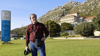 Abelleira, ante el edificio del Talaso de Oia que denunci&oacute; por irregularidades urban&iacute;sticas.