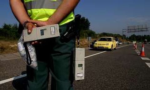 Un agente de la Guardia Civil de Tr�fico durante un control de alcoholemia