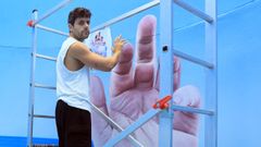 David Cat� pintando o mural do molde do faro de Burela