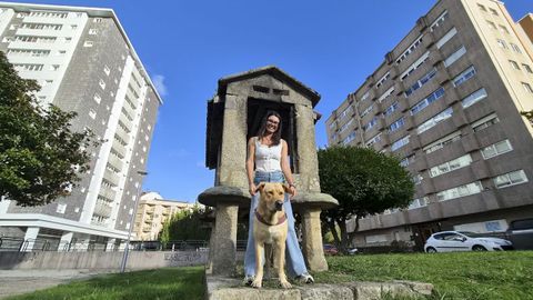 Ainoa Alfonso, con su perro Breog�n, este mi�rcoles en una zona pr�xima a su vivienda de Pontevedra