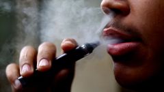 Un hombre fuma de un vapeador en Newscastle