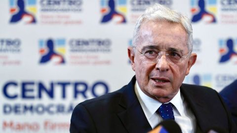 El expresidente de Colombia, lvaro Uribe Vlez, hablando durante una rueda de prensa en Bogot en noviembre del 2023.