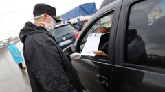 Un conductor muestra un salvoconducto en un control en Buenos Aires