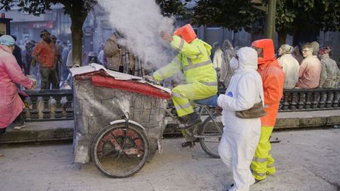 Batalla campal de harina en la Praza Maior de Xinzo