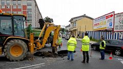 Un socav�n provoca atascos en O Burgo