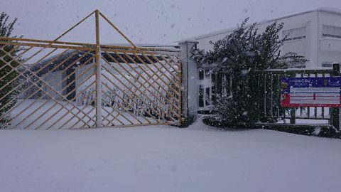 En A Fonsagrada, la nieve ocultaba casi por completo los coches aparcados.