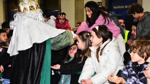 Reparto de caramelos tras la llegada de los Reyes Magos en tren