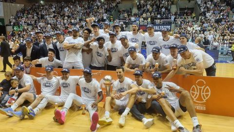Jugadores y cuadro t�cnico del Obradoiro, tras proclamarse campeones de Primera FEB y lograr el ascenso directo