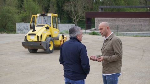 El regidor revisa las nuevas zonas de estacionamiento.