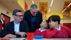 Andy Burnham y Keir Starmer, durante una visita a un colegio de Manchester en abril
