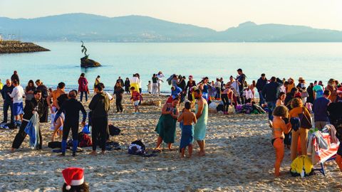 Chapuz�n para despedir el a�o en la playa de Silgar, en Sanxenxo