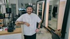 Cristian, en su peluquer�a, Salon Equis, en la calle Cardenal Quiroga de Ourense