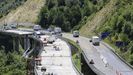 El martes por la tarde, los vehculos todava circulaban en sentido Madrid (viaducto del lado derecho) a pesar del derrumbe del puente que soporta los carriles en sentido A Corua (en el viaducto del lado izquierdo).