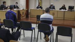 Los dos acusados por su socio en un gimnasio de Santiago, durante el juicio en la Audiencia Provincial en el que resultaron absueltos