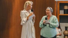 Elena Alonso (derecha), durante su intervencin en la Pasarela Solidaria celebrada en Allariz en mayo del 2025 a favor de la AECC.