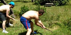 Un grupo de j�venes siega a mano la hierba de Balar�s.