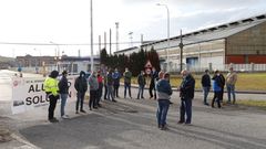 Trabajadores de Alu Ibrica, durante una concentracin ante la fbrica de Avils, en una imagen de archivo