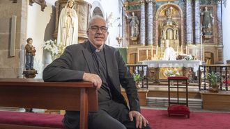 Ricardo Vázquez, frente al imponente altar de la iglesia de San Miguel dos Agros