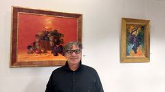Gerardo Pochintesta con dos obras de Gregorio Huerta que se muestran en el Centro do Vi�o da Ribeira Sacra