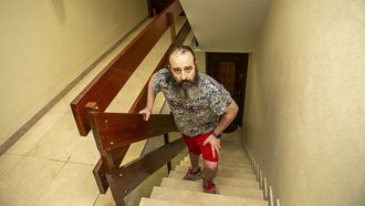 Pardavila, que vive en un tercero sin ascensor, apenas puede salir de casa porque le cuesta mucho andar o subir las escaleras