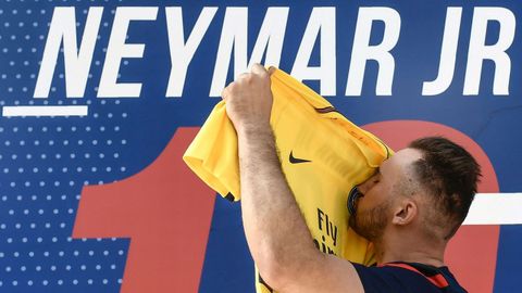 Un aficionado besa una camiseta amarilla del PSG con el n�mero 10 y el nombre de la estrella brasile�a despu�s de comprarla en la tienda del Paris-Saint-Germain