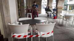 Tras los avisos del fin de semana, la mayor�a de las terrazas de Noia ya ten�an mesas precintadas
