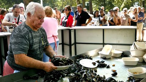La venta de raciones a precios populares dej largas colas