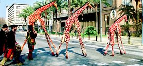 La compa��a catalana Xirriquiteula Teatre presentar� el espect�culo itinerante Girafes en varios puntos de la villa.