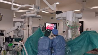 Imagen de una operacin con el robot Da Vinci en los quirfanos del Hospital Universitario A Corua. 