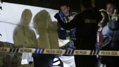 Agentes de la Policía en el parque de Santa Margarita, donde a última hora del sábado un hombre mató a otro de una puñalada