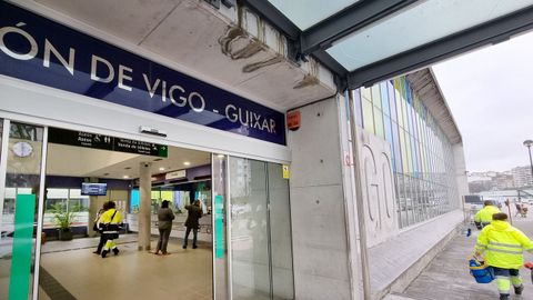Estaci�n de trenes de Guixar en Vigo, cerrada por el temporal