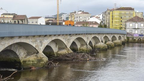 Los troncos se acumulan en los puentes del Lrez. 