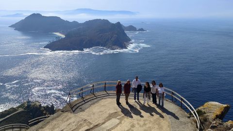 La conselleira Ángeles Vázquez visitó ayer el archipiélago con Botana, Ortiz y Fernández Bouzas