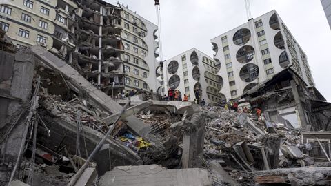 Los equipos de emergencias trabajan en la zona del terremoto