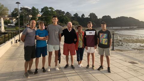 Jes�s Gayoso (izquierda), el verano pasado en Santa Cruz (Oleiros) junto a sus hijos, sus padres y sus sobrinos