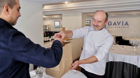 Entrega de un pedido realizado a travs de la aplicacin Too good to go en el restaurante Gavia del hotel Almirante
