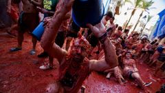 La tomatina ti�e de rojo Bu�ol