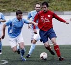 Rego presiona a un jugador chantadino en la victoria del Viveiro.