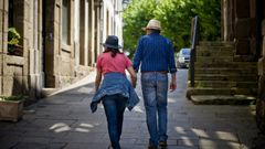 Dos personas pasean por la Ciudad Vieja de A Coru�a.