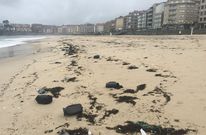 Los temporales dejan con frecuencia un reguero de cacharros ilegales en playas como Silgar. 