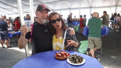 Juan, vecino de Neda, y su pareja, Cristina, colombiana, dieron cuenta de las raciones de pulpo y percebes y de un albariño «de categoría»