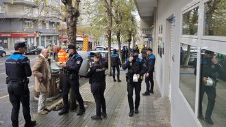 Polic�as locales y nacionales acudieron al edificio del Paseo de Ronda, en A Coru�a, donde murio Larysa