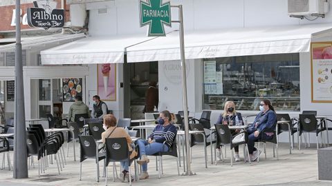 Una terraza en Sanxenxo, durante el puente de San Jos