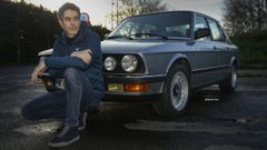 Jacobo Dom�nguez, el santiagu�s que trabaja desde hace 15 a�os en la sede central de BMW, en M�nich, posa con el coche que tiene en Compostela, un Serie 5 cl�sico. En Alemania tiene otros tres, uno de ellos tambi�n BMW. �Al dise�ar busco que el conductor sienta como yo, fascinaci�n�, subraya