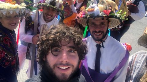 Toulouse, con una representación de los bonitos de Samede, los bailarines que ejecutan la muiñeira cruzada en el entroido.
